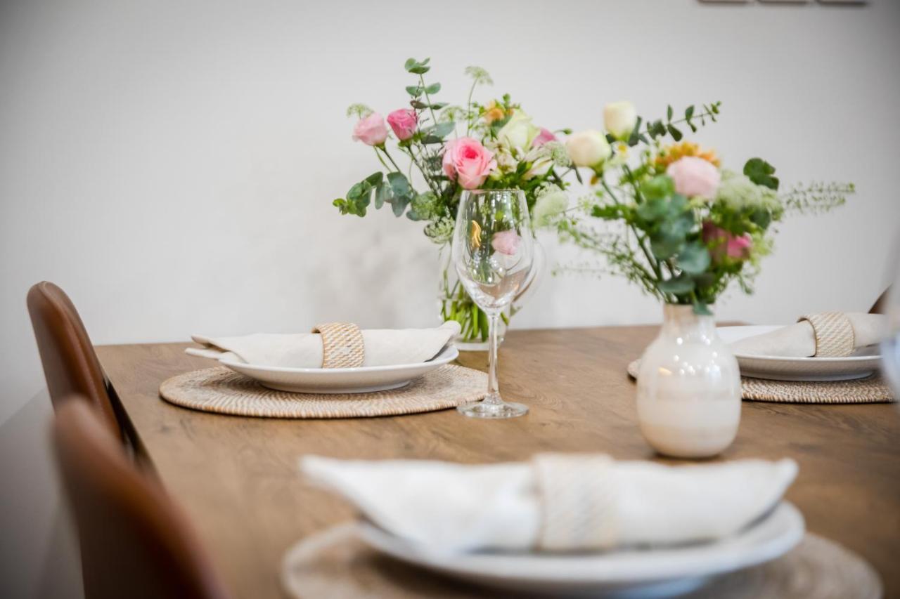 Five Star Westlake 1St-4Th Floors Hotel & Serviced Apartment Hanói Exterior foto A table set for a meal