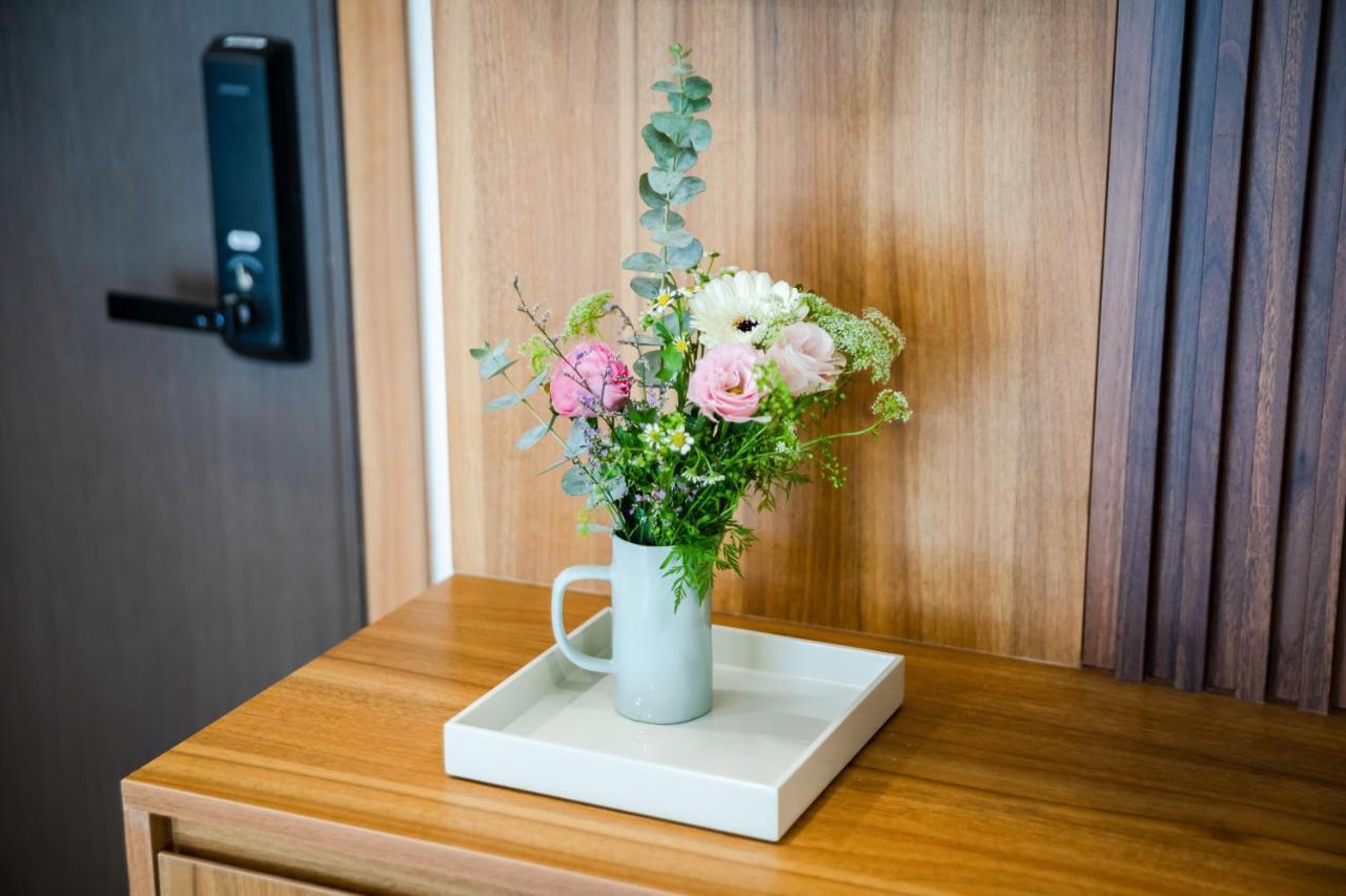 Five Star Westlake 1St-4Th Floors Hotel & Serviced Apartment Hanói Exterior foto A flower arrangement in a hotel room