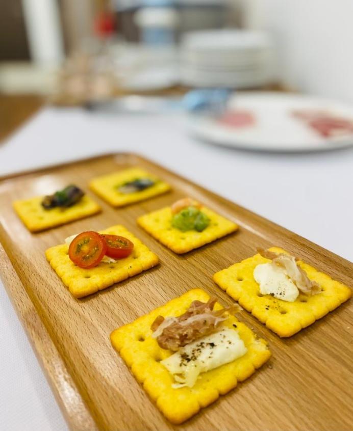 Five Star Westlake 1St-4Th Floors Hotel & Serviced Apartment Hanói Exterior foto Cheese crackers with various toppings
